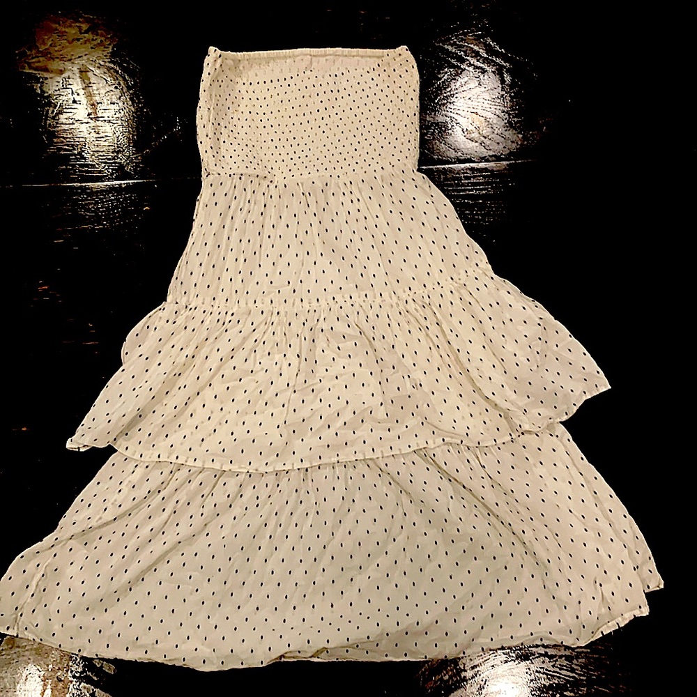 Strapless H&M beach white dress with small ovals.
